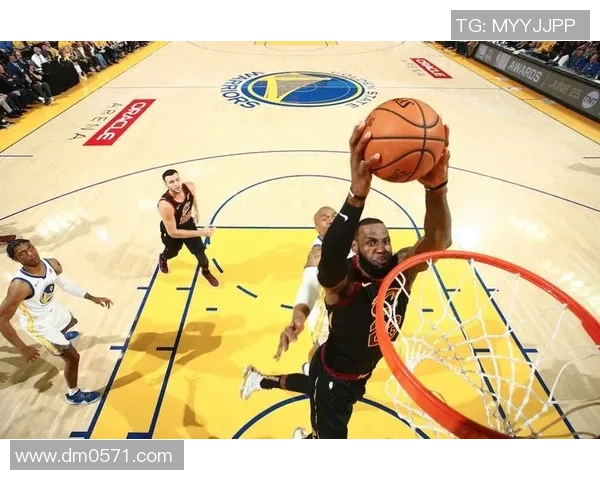 詹姆斯与足球明星们的精彩互动瞬间全景展示 詹姆斯与足球明星们的精彩互动瞬间全景展示